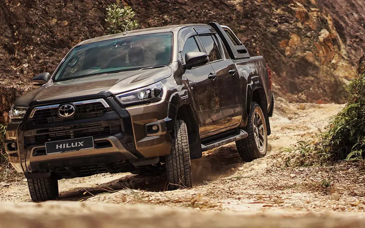 Toyota Hilux 2026 memecut di jalan tanah berbatu