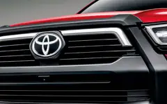 Gril depan hitam trapezoid Toyota Hilux 2026