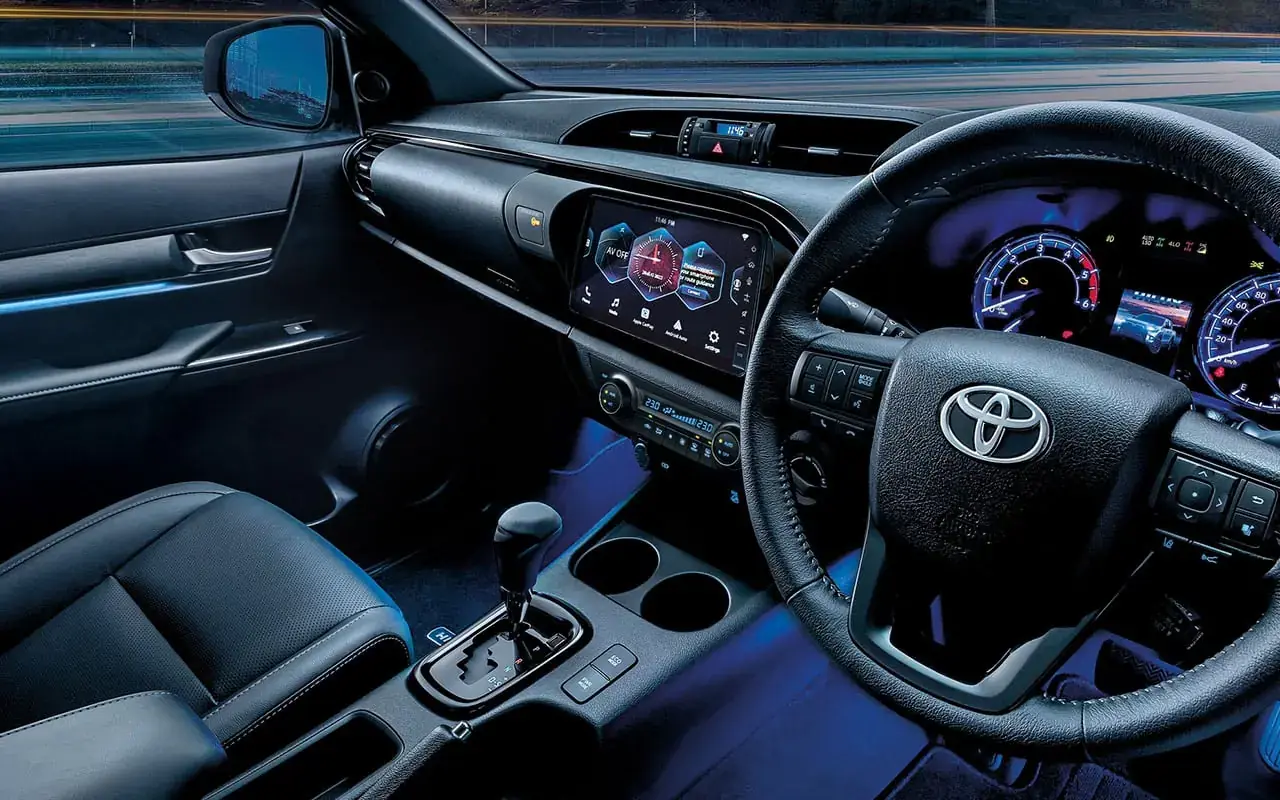 Kabin dalaman Toyota Hilux 2026: papan pemuka, stereng dan konsol tengah