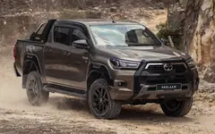 Toyota Hilux 2026 dipandu di laluan berbukit